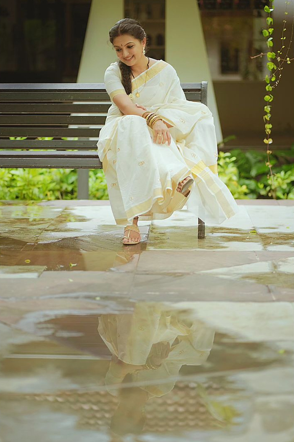 Malayalam Actress Saranya Mohan Viral Photos2
