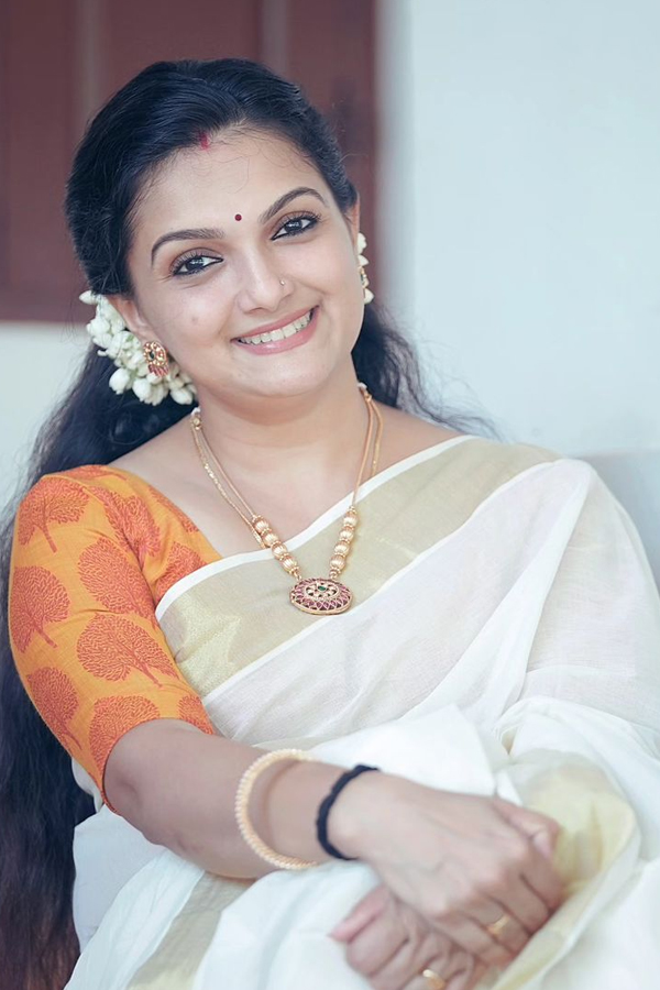 Malayalam Actress Saranya Mohan Viral Photos11