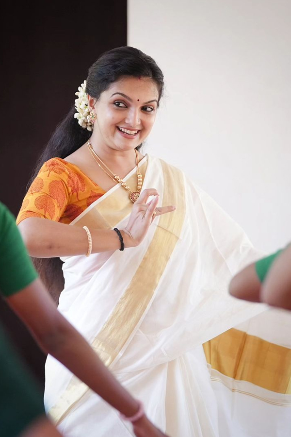 Malayalam Actress Saranya Mohan Viral Photos12
