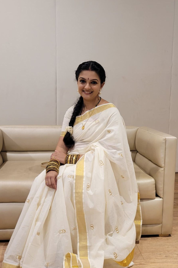 Malayalam Actress Saranya Mohan Viral Photos13