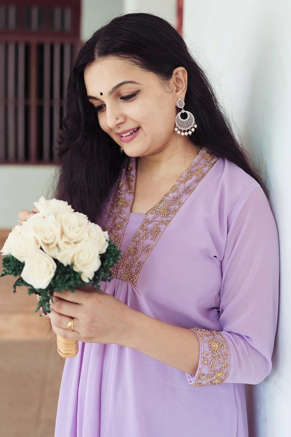 Malayalam Actress Saranya Mohan Viral Photos15