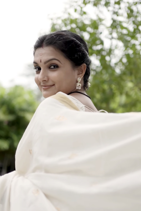 Malayalam Actress Saranya Mohan Viral Photos3