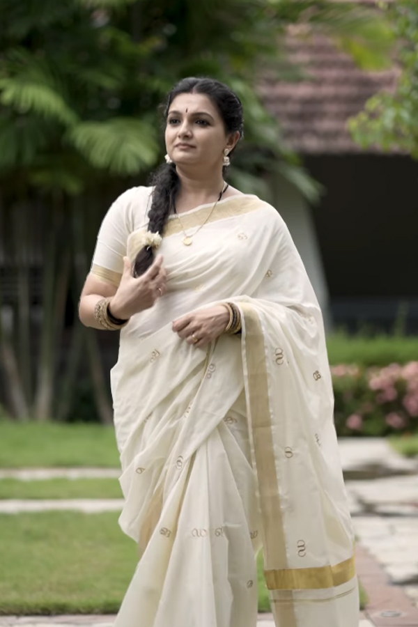 Malayalam Actress Saranya Mohan Viral Photos4
