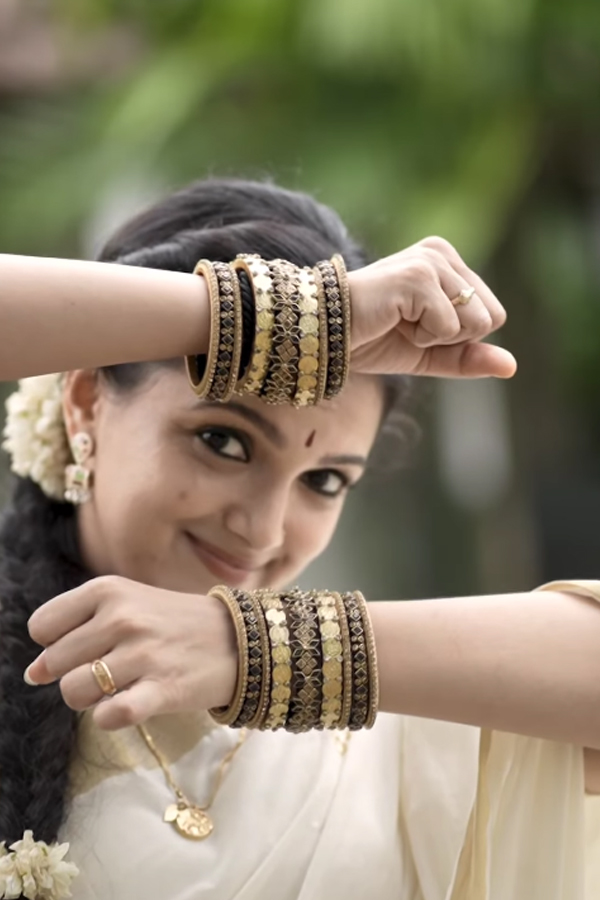 Malayalam Actress Saranya Mohan Viral Photos5