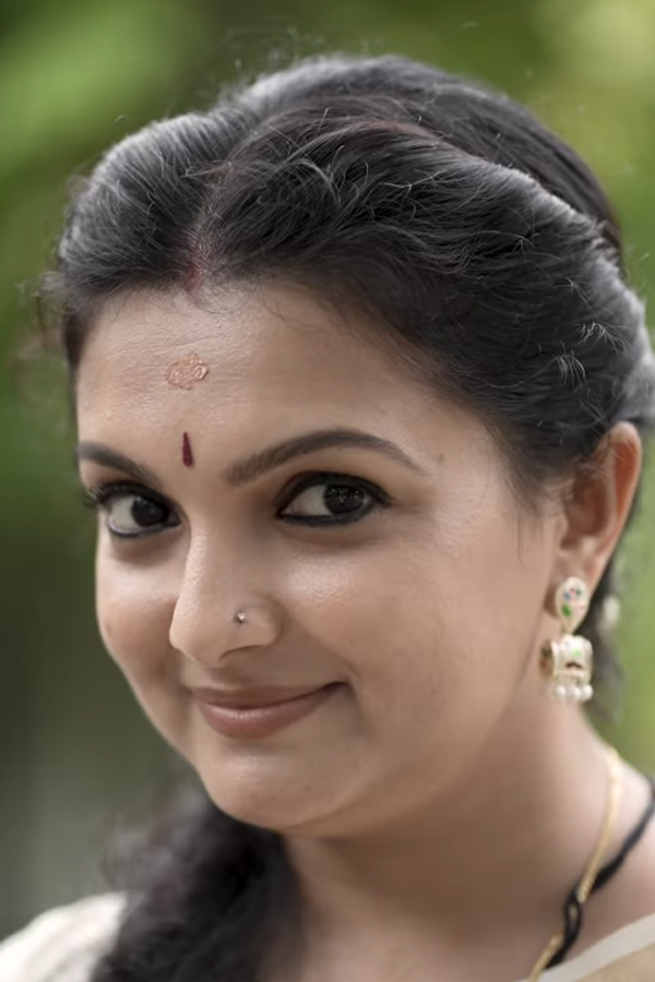 Malayalam Actress Saranya Mohan Viral Photos6
