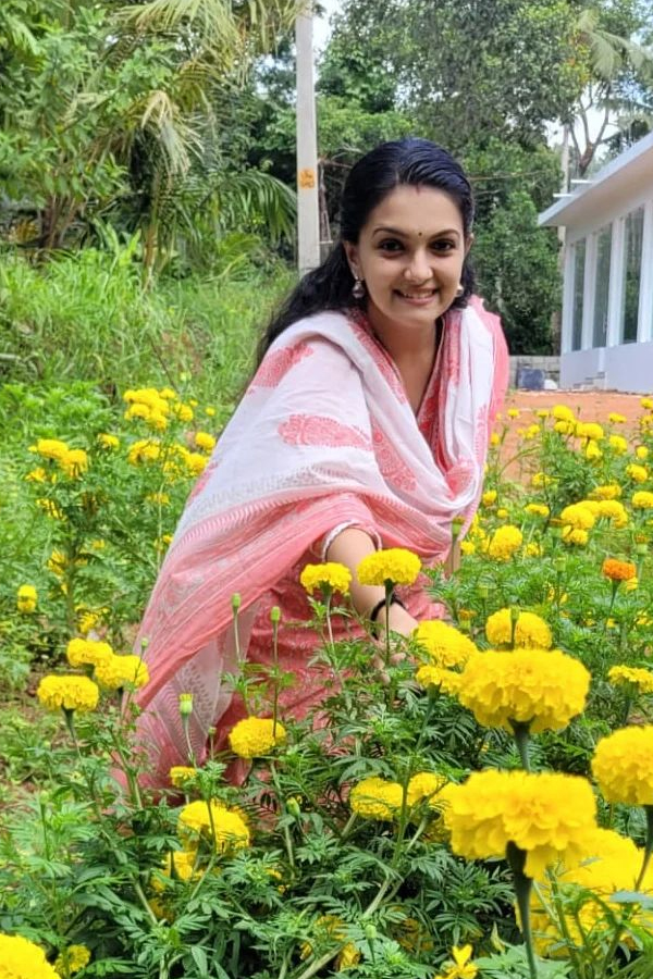 Malayalam Actress Saranya Mohan Viral Photos7