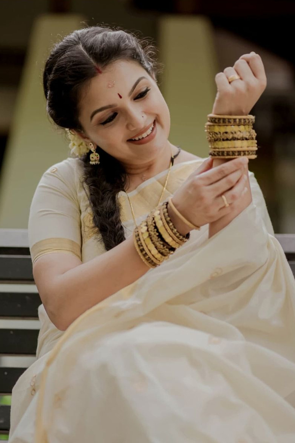 Malayalam Actress Saranya Mohan Viral Photos8