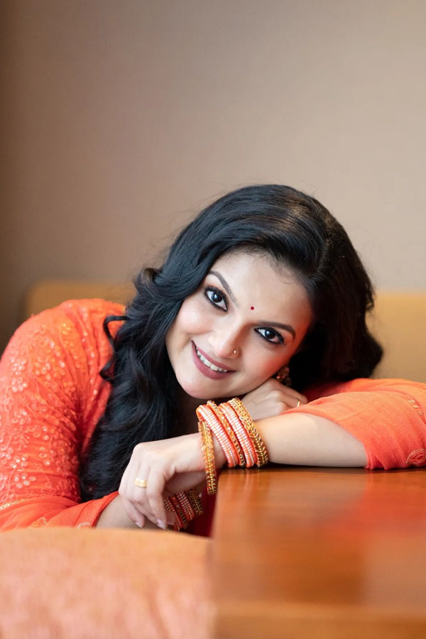 Malayalam Actress Saranya Mohan Viral Photos10