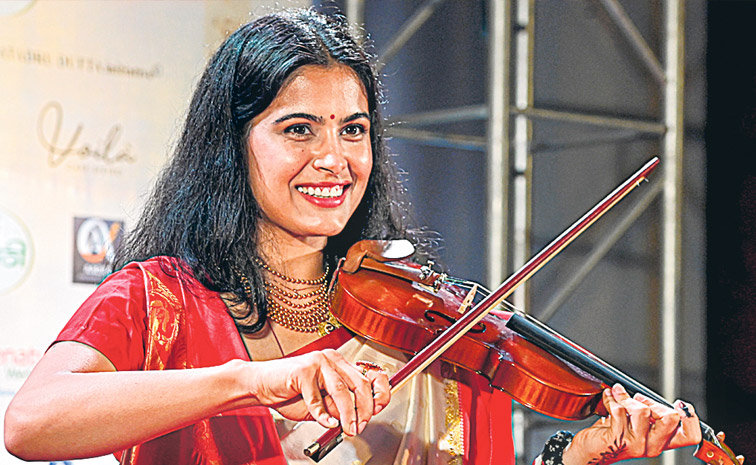 Paris Olympics medal winner, ace shooter Manu Bhaker at Sreebhumi Sporting Club puja Photo Gallery1