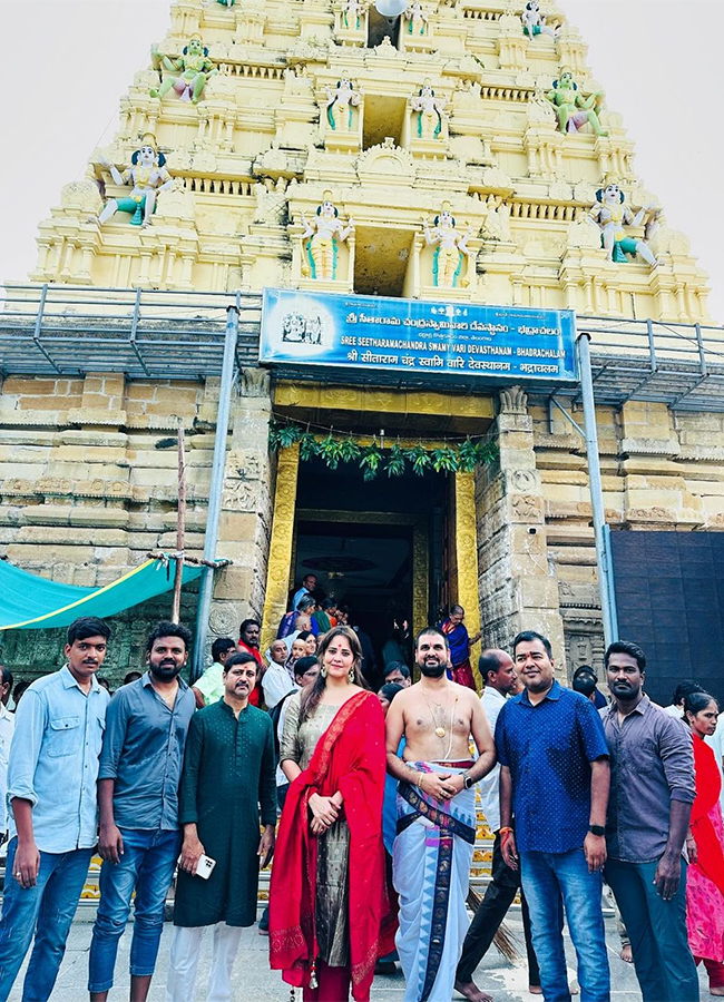 Actress Anasuya Bharadwaj at Bhadrachalam Temple5