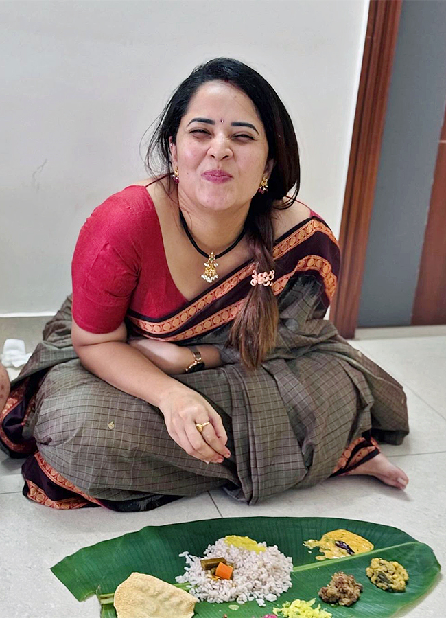 Actress Anasuya Bharadwaj at Bhadrachalam Temple9