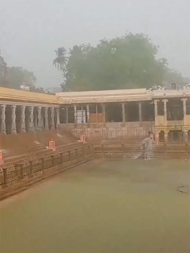 Heavy Rain Water Enters into Madurai Meenakshi Temple10