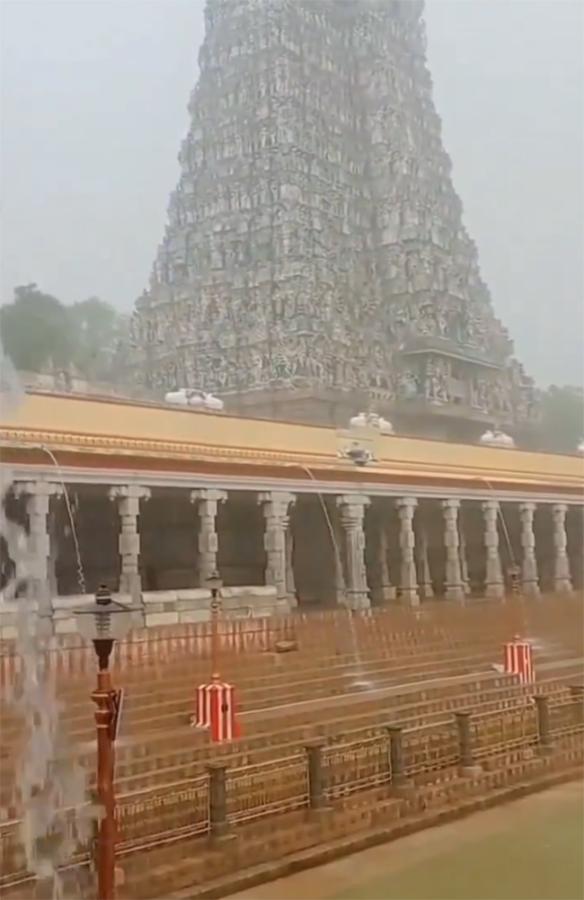 Heavy Rain Water Enters into Madurai Meenakshi Temple11