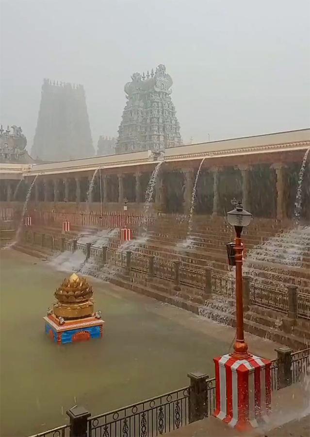 Heavy Rain Water Enters into Madurai Meenakshi Temple2