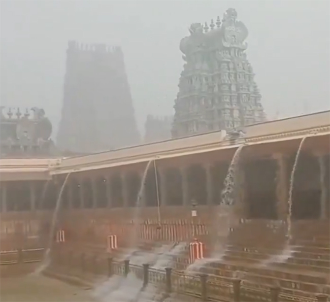 Heavy Rain Water Enters into Madurai Meenakshi Temple3