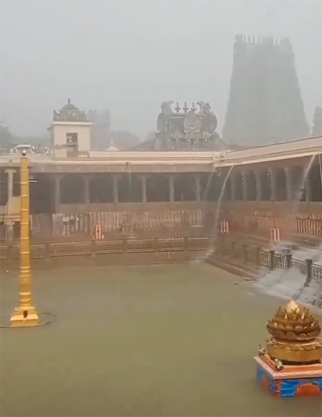 Heavy Rain Water Enters into Madurai Meenakshi Temple4
