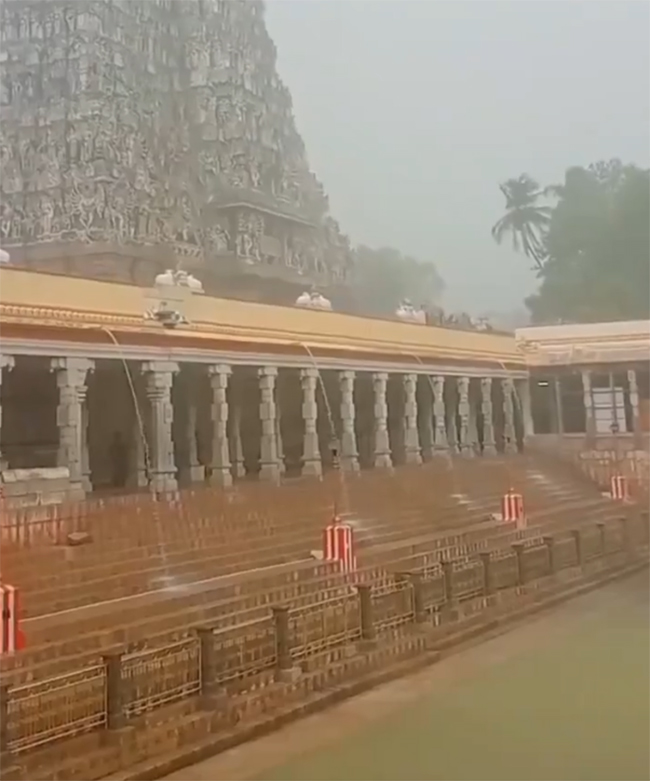 Heavy Rain Water Enters into Madurai Meenakshi Temple8