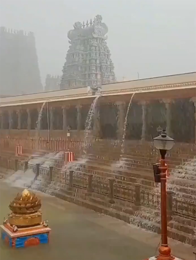 Heavy Rain Water Enters into Madurai Meenakshi Temple9