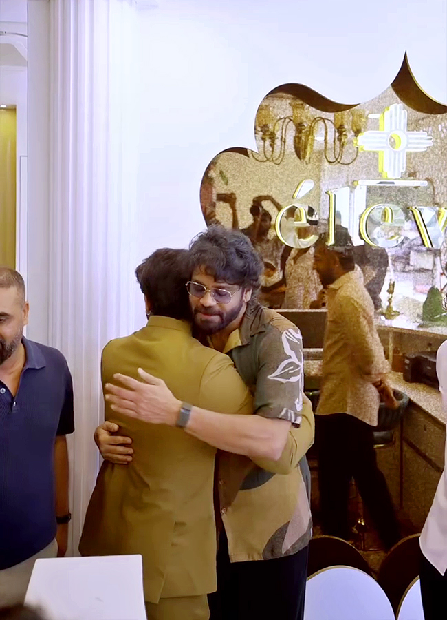 Nagarjuna Akkineni At Bigg Boss Akhil Sarthak Salon Photos17