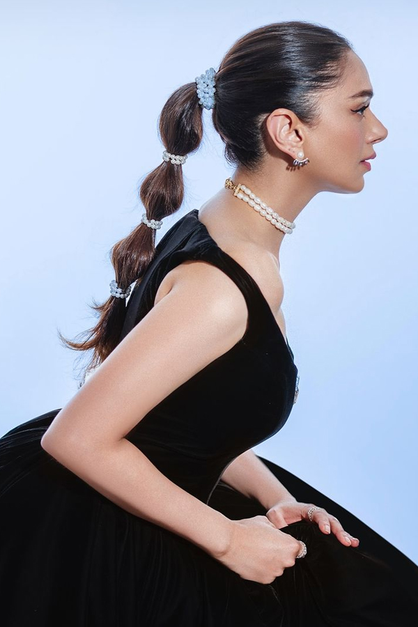 Actress Aditi Rao Hydari Stunning Looks In Black Dress3
