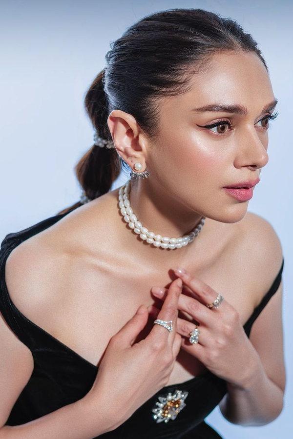 Actress Aditi Rao Hydari Stunning Looks In Black Dress4
