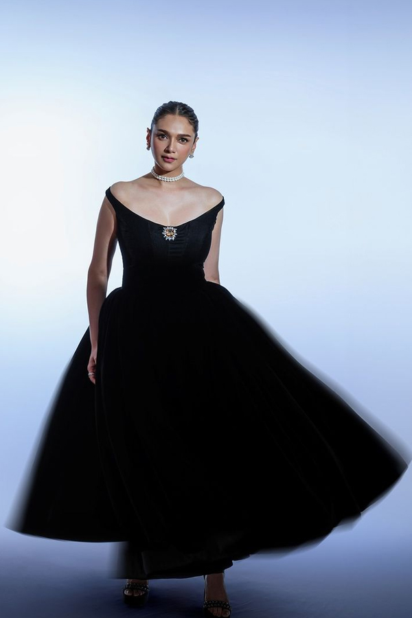 Actress Aditi Rao Hydari Stunning Looks In Black Dress6