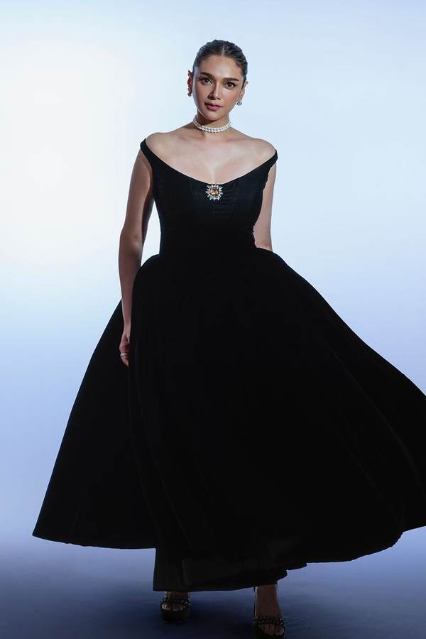 Actress Aditi Rao Hydari Stunning Looks In Black Dress8