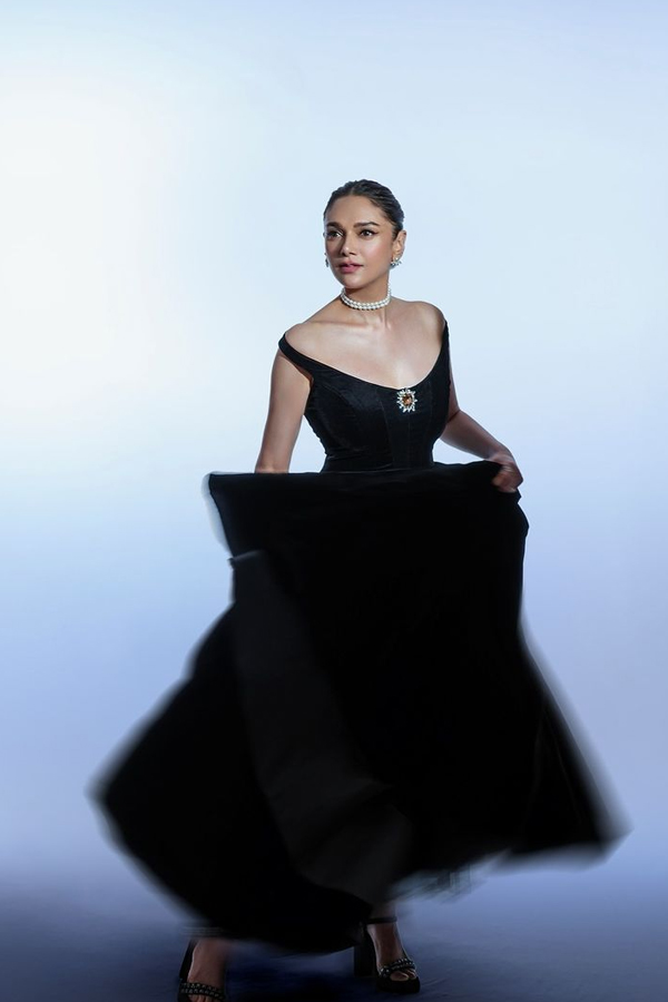 Actress Aditi Rao Hydari Stunning Looks In Black Dress9