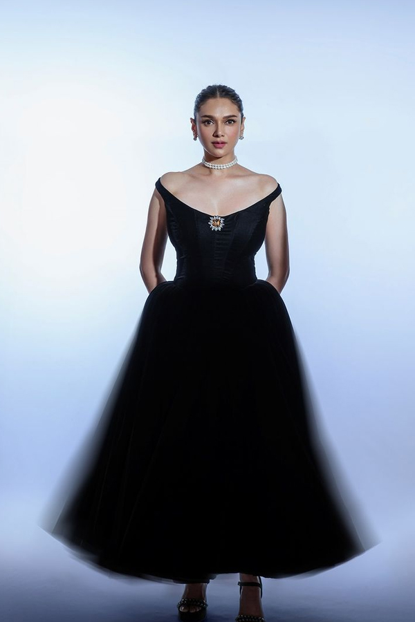 Actress Aditi Rao Hydari Stunning Looks In Black Dress10