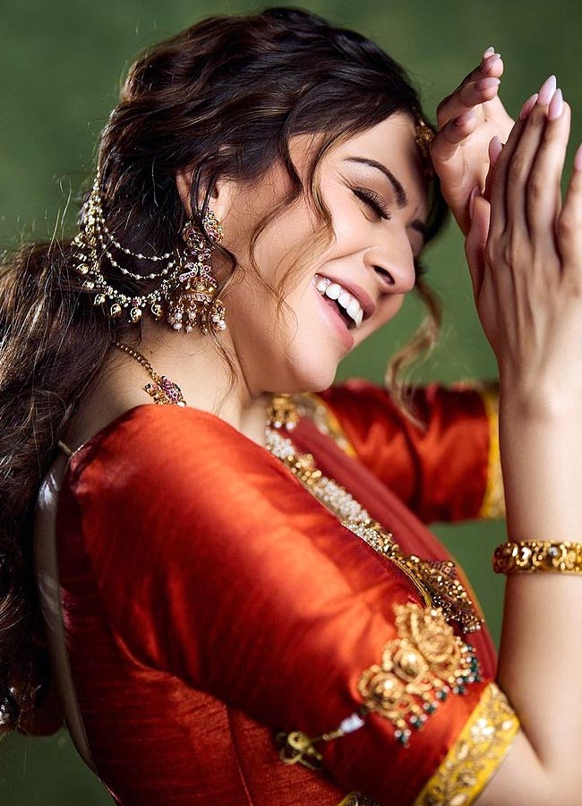Actress Hansika Motwani heroine shining like a bride11