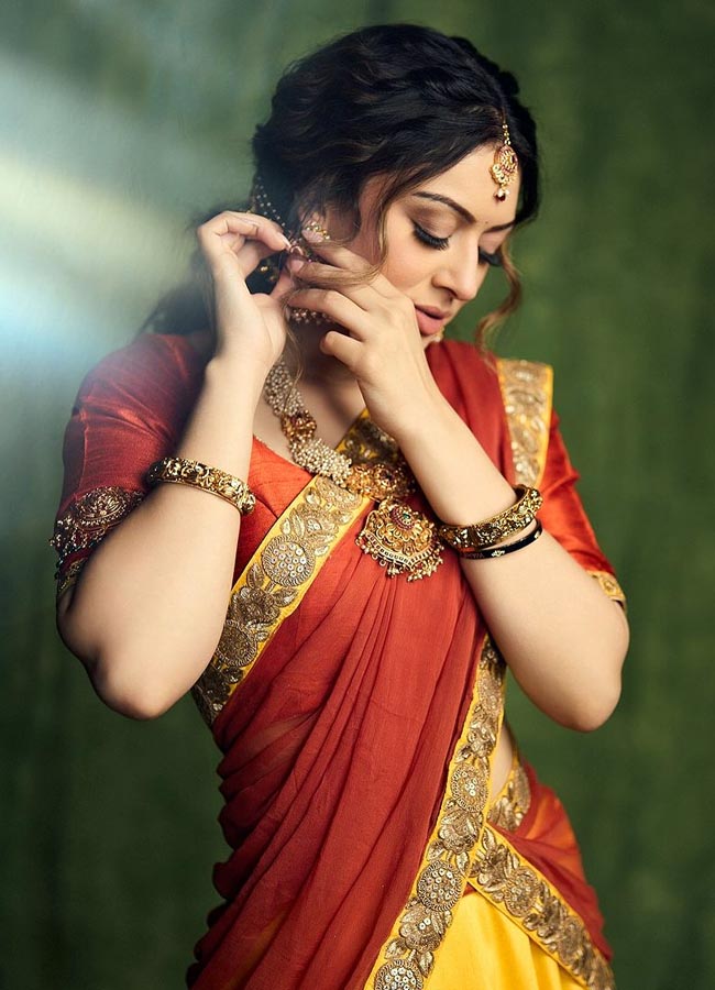 Actress Hansika Motwani heroine shining like a bride16