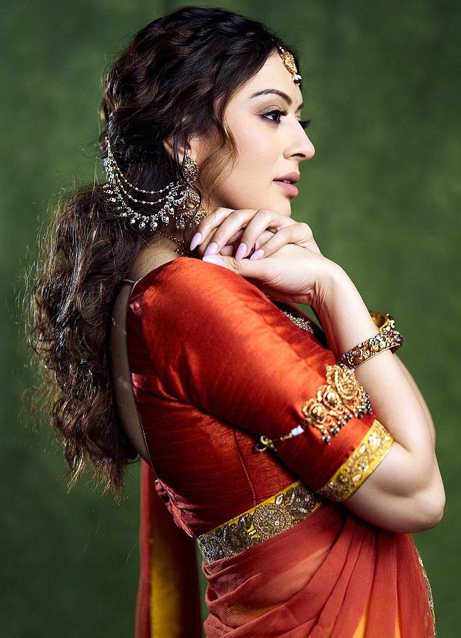 Actress Hansika Motwani heroine shining like a bride8