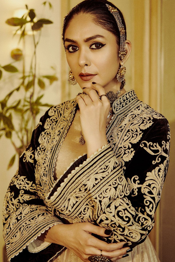 Mrunal Thakur's Grand Festival Celebrations With Family And Friends Pics Viral18