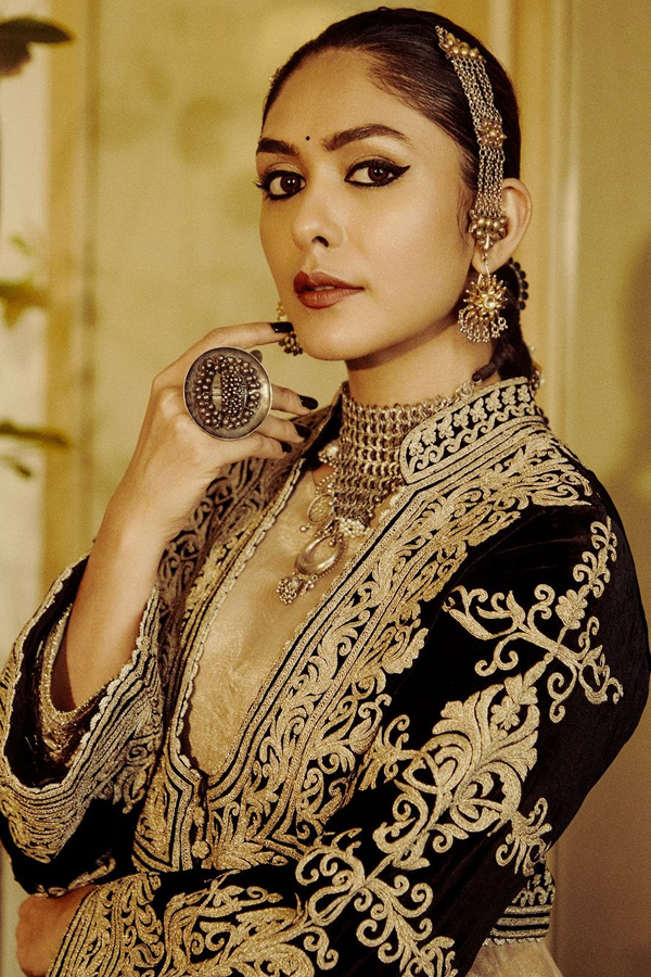 Mrunal Thakur's Grand Festival Celebrations With Family And Friends Pics Viral20