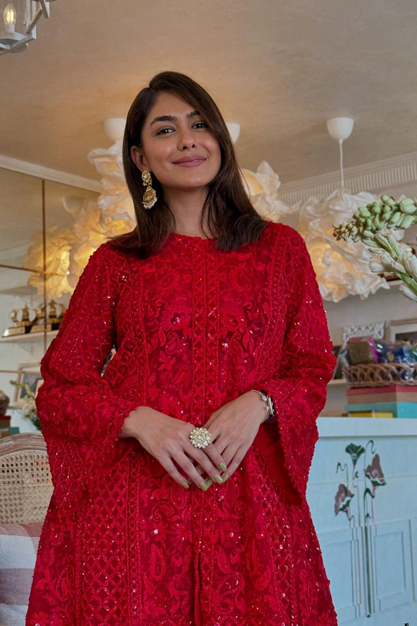 Mrunal Thakur's Grand Festival Celebrations With Family And Friends Pics Viral4