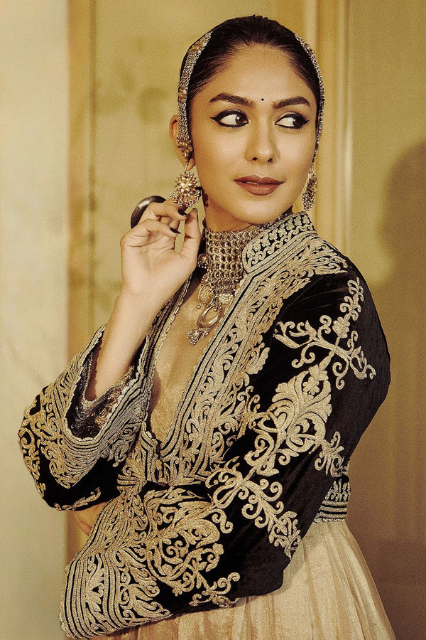 Mrunal Thakur's Grand Festival Celebrations With Family And Friends Pics Viral22
