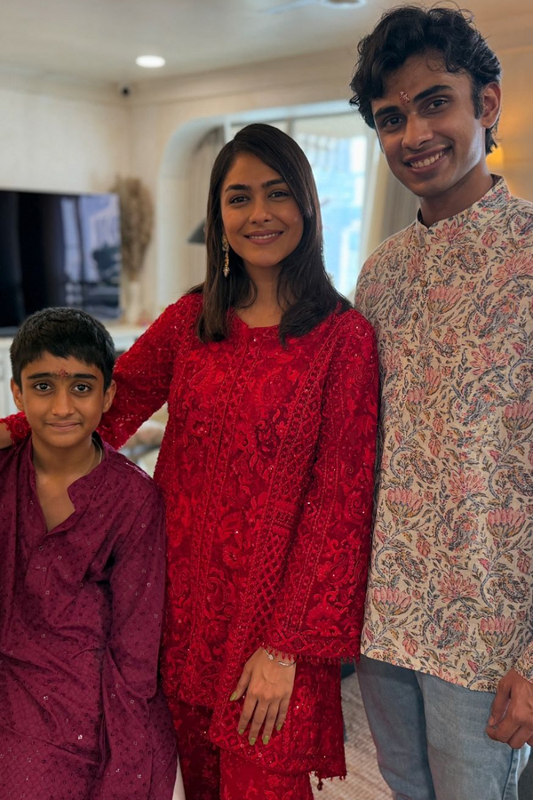 Mrunal Thakur's Grand Festival Celebrations With Family And Friends Pics Viral2