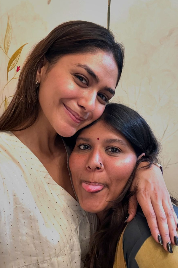 Mrunal Thakur's Grand Festival Celebrations With Family And Friends Pics Viral9