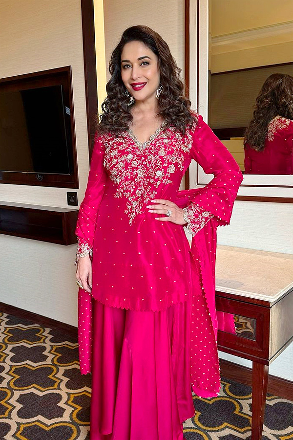 Bollywood Star actress Madhuri Dixit shares magical Photos in black saree Photos8