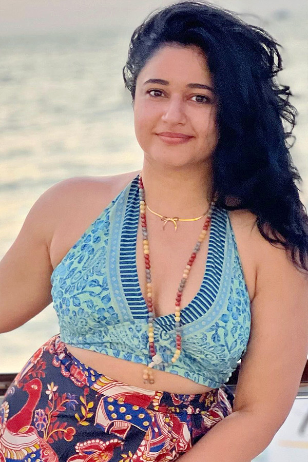 Glamorous Clicks Of Poonam Bajwa at Beach Photos Goes Viral on Social Media3