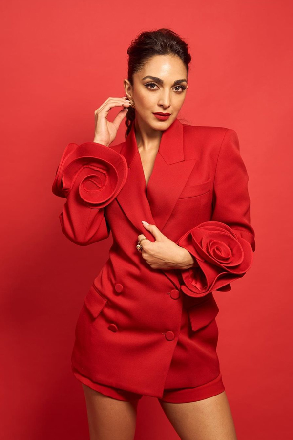Game Changer Actress Kiara Advani Stunning In Red Outfit8