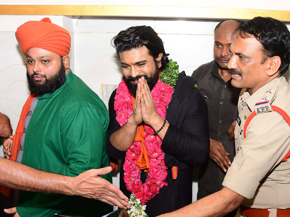 Ram Charan Visits Kadapa Ameen Peer Dargah Photos1