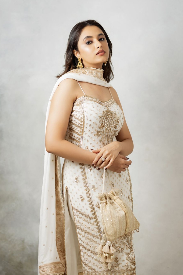 Actress Priyanka Arul Mohan Birthday Special Gallery6
