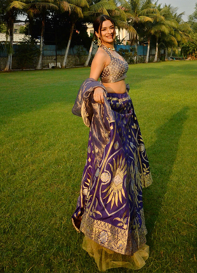 actress avneet kaur hot photoshoot17