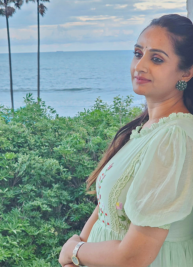 బొర్రా గుహల్లో చిల్ అవుతున్న హీరోయిన్ లయ (ఫొటోలు) | Actress Laya Gorty ...
