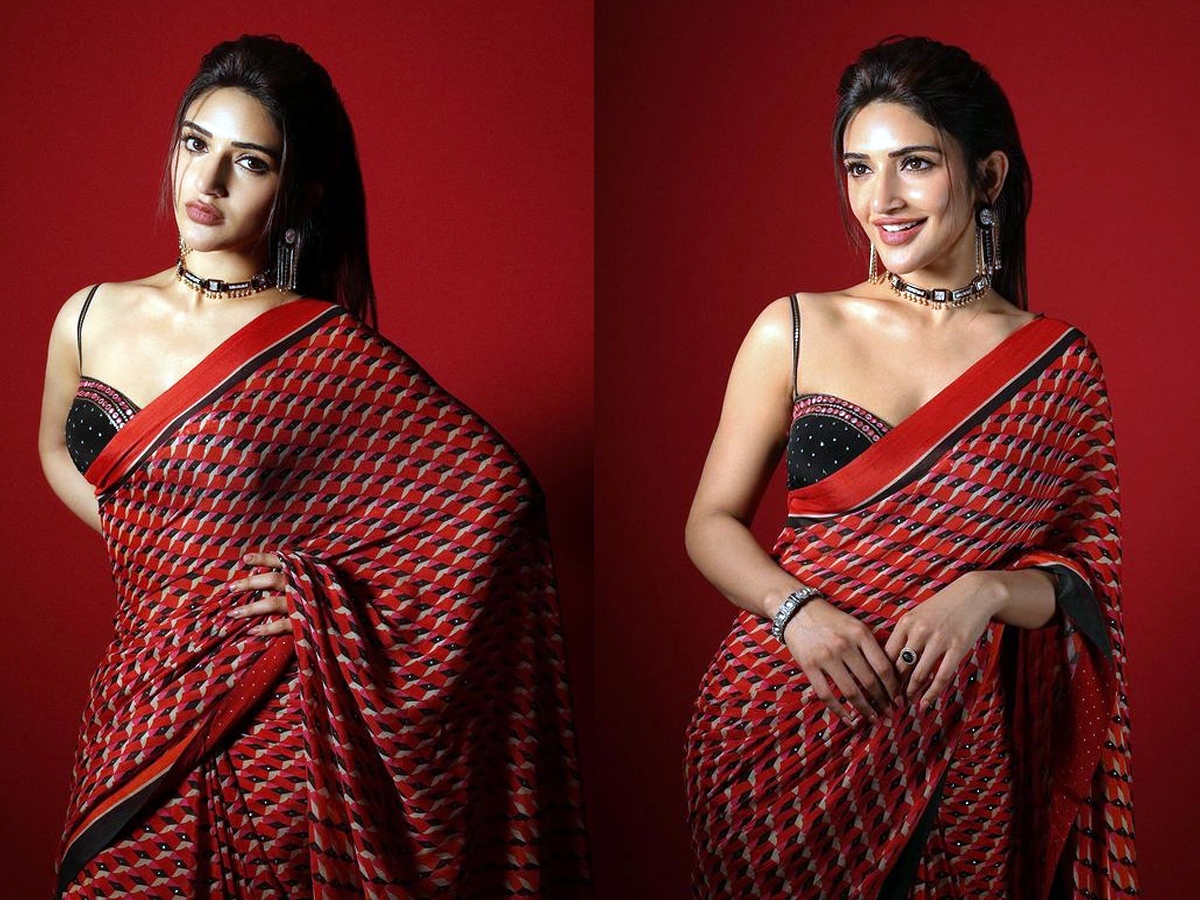 Sreeleela mind blowing poses in red saree1