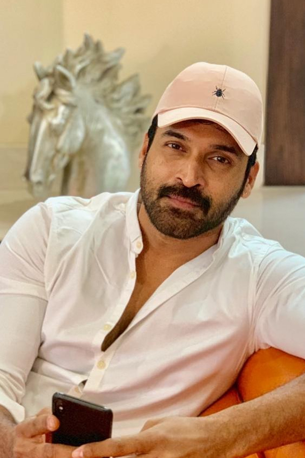 Details Of Actor Subbaraju's Wife Sravanthi Photo Gallery12