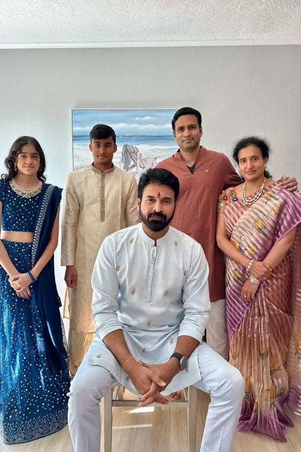 Details Of Actor Subbaraju's Wife Sravanthi Photo Gallery10