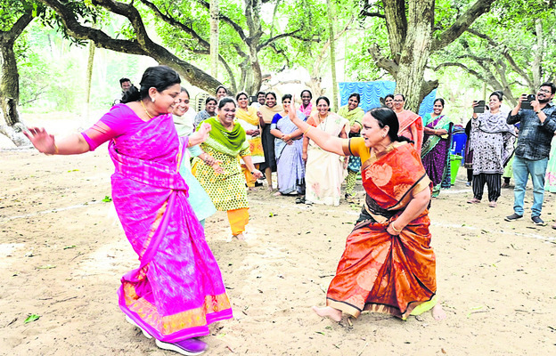 అధికారుల ఆటవిడుపు1