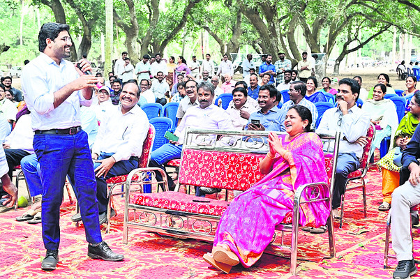 అధికారుల ఆటవిడుపు2